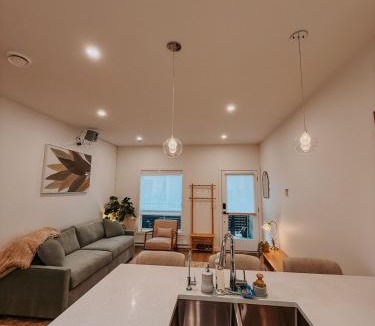 Central Okanagan House | Private Boho Tiny Home - Lakes, Wineries, Hike, Ski