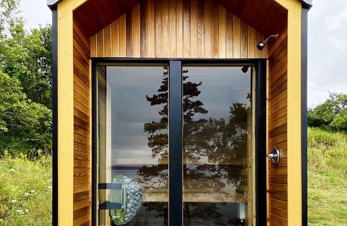 Kings County House | Private Coastal Waterfall Escape, for Couples- Tides, Sauna, 55' Ocean Falls