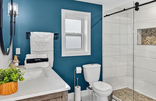 Williams Lake House | Private Studio - 5 Min to DT - Self Check-In - 75 Inch TV