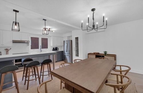 Niagara Hotel | Queen West Comforts - Downtown