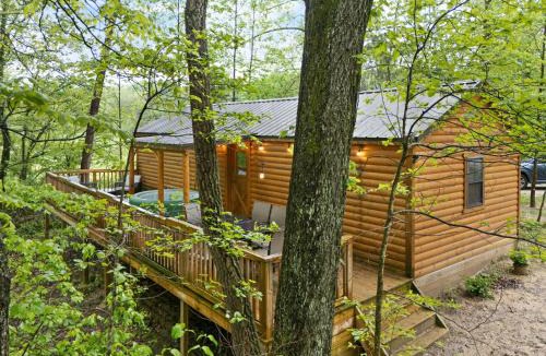 Stanton House | Red River Gorge Creekside Cabin, Hot Tub, Shared Bathhouse