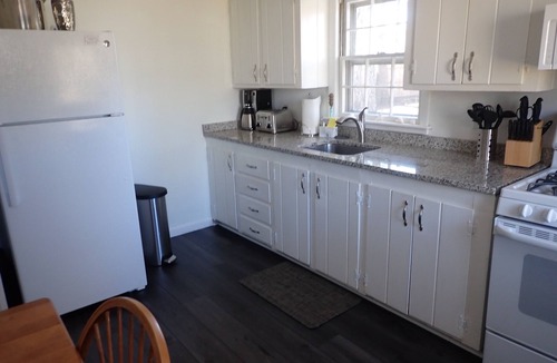 West Hyannisport Cottage | Reduced 8/8-15 Beach 0.7 Mi walk- Craigville & Covell. A/C, bikes.
