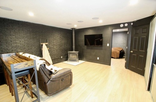 Washburn House | Remodeled flat; Central location in Waterloo! 10 minutes to Allen & Mercy one!