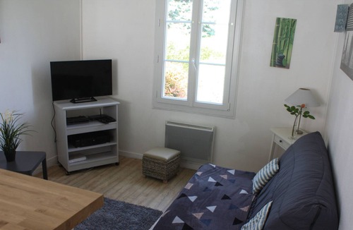 Saint-Germain-en-Laye Ski Chalet | Rental gite, prox Priory Museum and RER line A