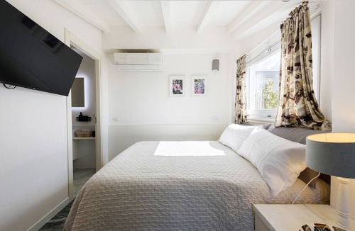 Strettoia Apartment | Restelli Suite - Modern studio flat with shared garden and pool in Pietrasanta