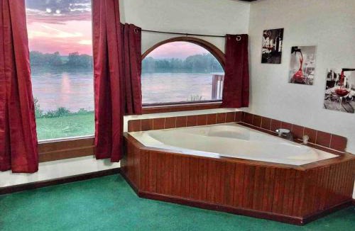 St. Joseph House | Riverfront 2 bdrm Jacuzzi Cabin with Sunset Balcony