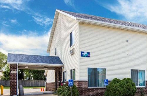 Cedar Rapids Hotel | Rodeway Inn Cedar Rapids Westdale