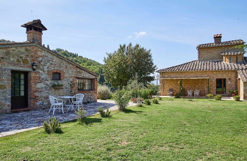 Montefollonico Cottage | Romantic Cottage furnished in country style in the hills of Tuscany.