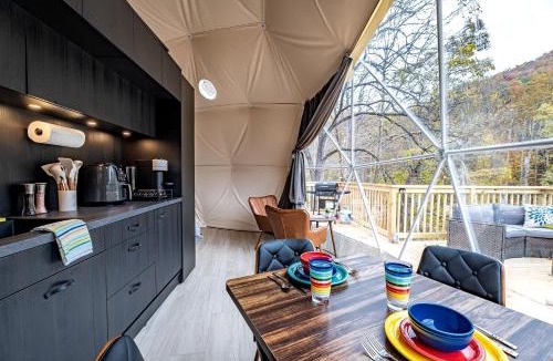 True Other | Romantic Geodesic Dome with Hot Tub, Perfect for Stargazing in Pipestem, West Virginia