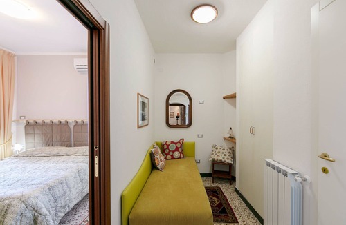 Corniglia House | Romantic Lemon Double Room