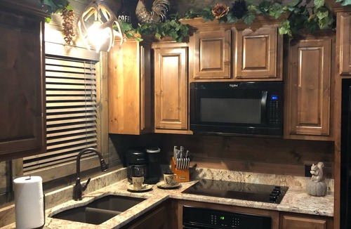 Broken Bow Cabin | Rowdy Coyote 🐺 Luxury Cabin-ZipLine-Arcade-Foosball-HotTub-FirePit-Gas Grill