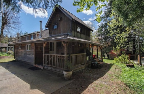 Courtenay Cabin | Rustic riverside cabin with easy access to town, trails and Mt Washington