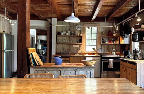 West Tisbury House | Serene Post & Beam Construction/Pet Friendly/Near Bike Path & Sherriff's Meadow