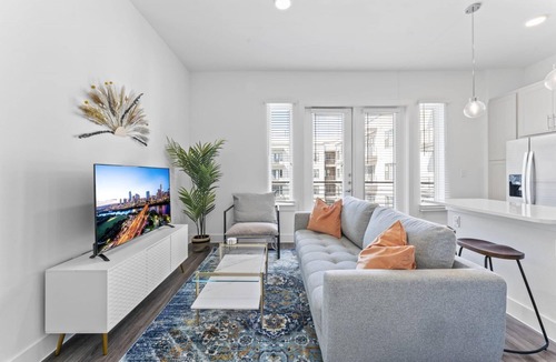 Highland Apartment | Serene West Downtown Studio w Washer Dryer