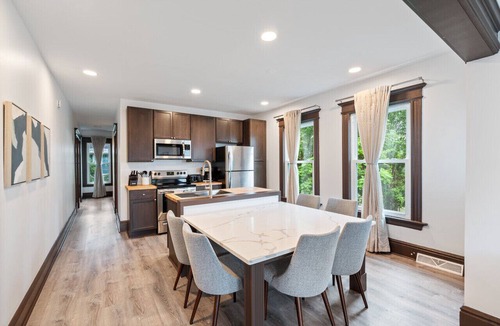 Westside Apartment | Sleek Space: Open & Airy, Close to Key Spots