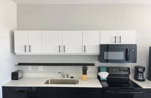 NoDo District House | Sleepover: Chic 1BD/1BA + Gym - Downtown Omahan