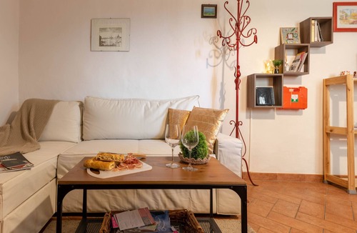 San Frediano Apartment | SMALL IRIS FLORENCE CENTER