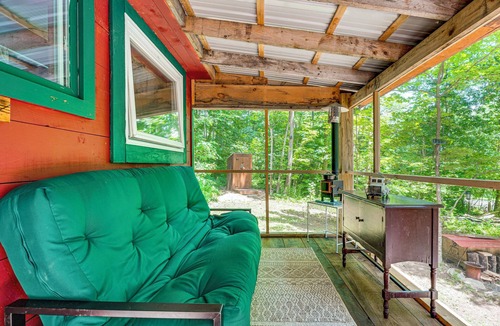 Florence Apartment | Solar-Powered Brandon Studio Cabin: Hiking Access