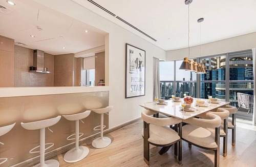 Business Bay Apartment | Spacious 3BR in Paramount Tower Luxury Living