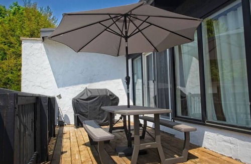 The Blue Mountains Ski Chalet | Spacious 6 Bedroom Chalet/Hot-Tub Blue Mountains