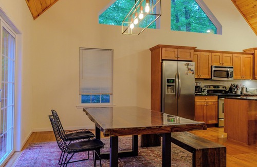 Lackawaxen House | Spacious Masthope Retreat – 4-Bed, 5-Bath, Sleeps 12 + Lake & Resort Amenities