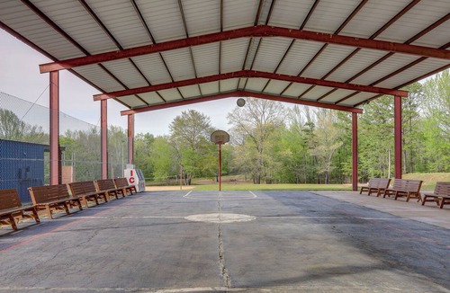 Clinton Apartment | Studio w/Greers Ferry Lake Access & Resort Perks!