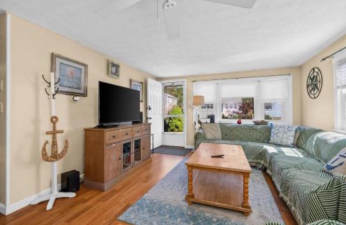 West Yarmouth House | Sunny Cape Cod Cottage Near Lewis Bay