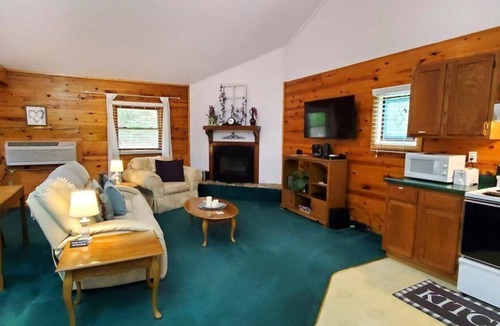 Eureka Springs Cabin | Tranquil log cabin #1 at Wisteria
