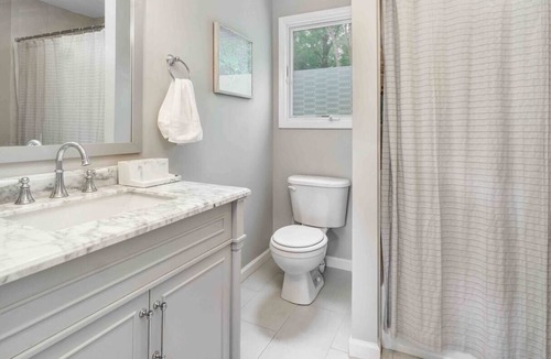 Baiting Hollow House | Tranquil Oasis: Modern Finishes & 2 Min to Beach
