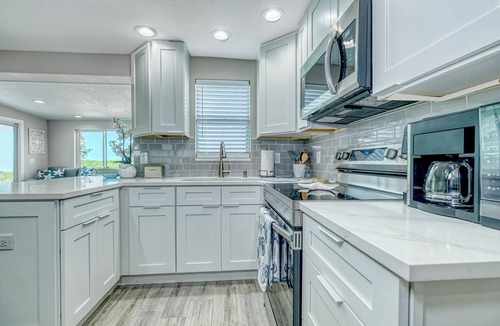 Signal Cove House | Waterfront Serenity: 2 Bedroom Retreat on the Gulf with Private Floating Dock