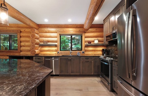 Courtenay Ski Chalet | Wintergreen Lodge, Mount Washington - Hot Tub