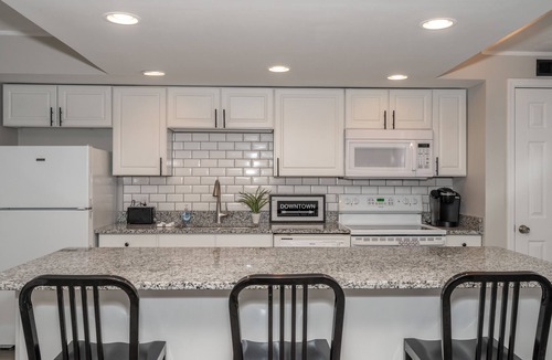 East Price Hill Condo | ⚪️ Without Color ⚫️ | Stylish Hilltop | Min to Downtown