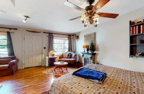 Eureka Springs Historic District Apartment | Wolfs Den at Tradewinds - Pool