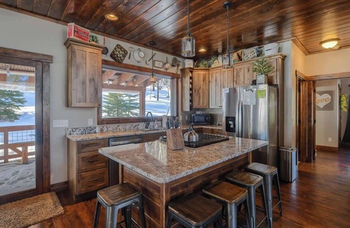 Deadwood House | Yeti Hideout - Fire table, hot tub and stunning views!