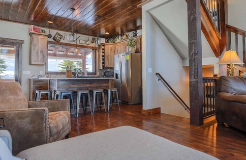 Deadwood House | Yeti Hideout - Fire table, hot tub and stunning views!