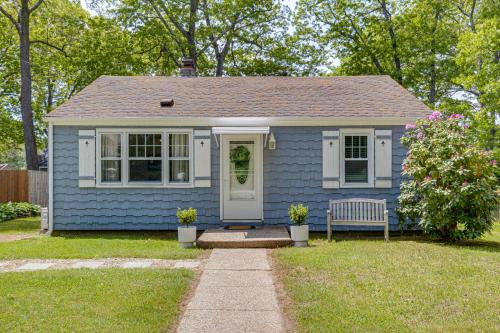 < 1 Mi to Sand! Updated Cottage w/Yard in Niantic