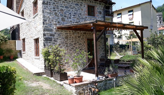 2 Bed Modernised Barn with Pool, within easy walking distance to Town.