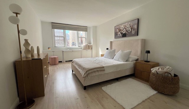 2- bedroom bright, modern, cozy, Manhattan skyline views, calm neutral design