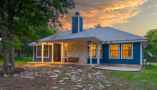 3Bd/2Ba Home with Guesthouse on 5 Acres w/Starlink Internet-15 Min to Snow's BBQ