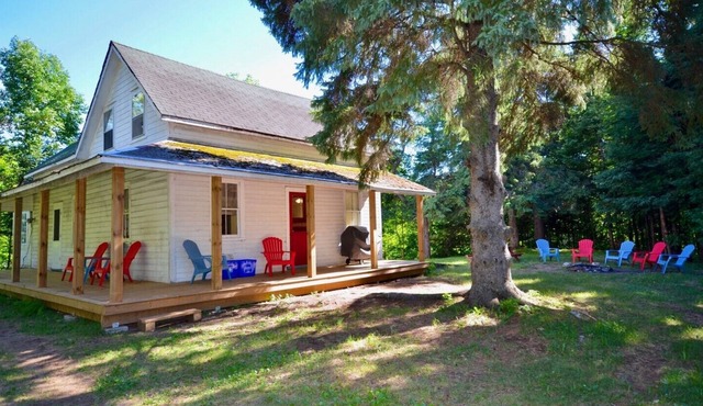 5 Bedroom Farmhouse on Baptiste Lake