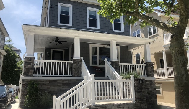 Almost Beachfront, 7 houses to the Beach