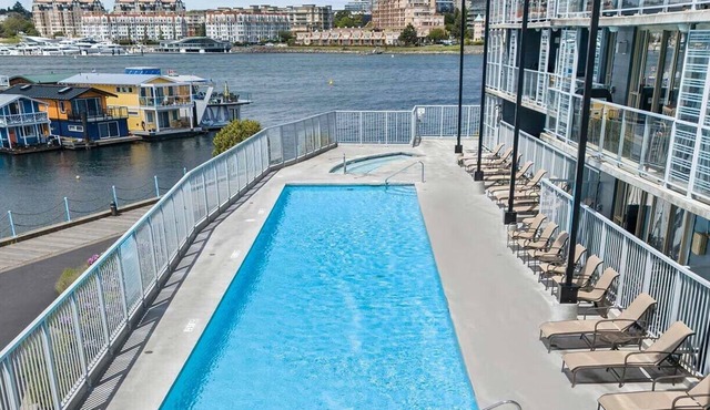 Beautiful location in Victoria Harbour. Full amenities!