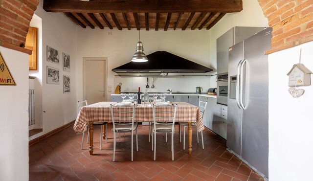 Beautiful private villa with A/C, WIFI, TV, veranda and pets allowed, close to Montepulciano