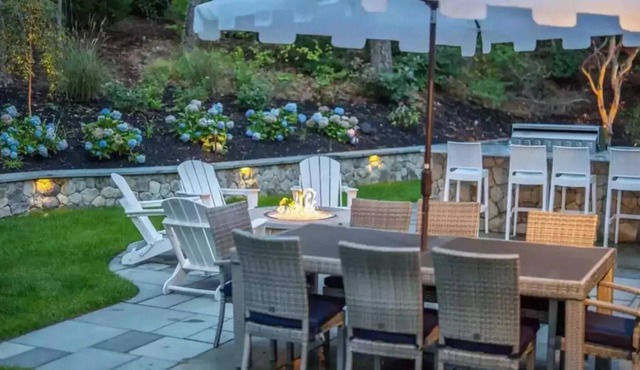 Beautifully renovated home, outdoor space, pet considered