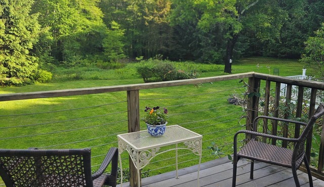 Beautuful, private studio apartment with access to hiking trails, kayaks, bikes.