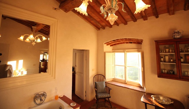 Big Villa with Spectacular Views, 15 mins from Lucca