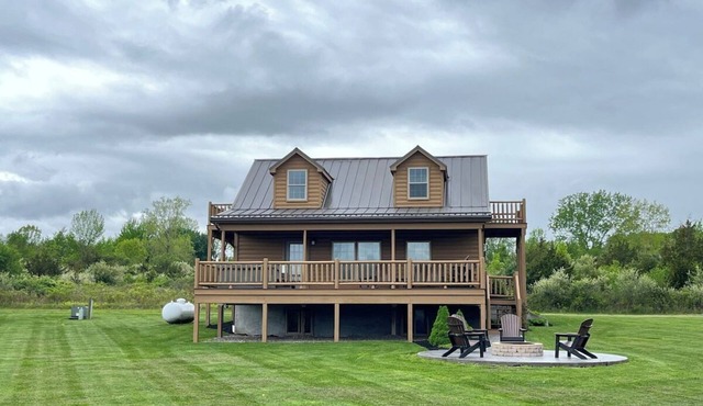 Castello at Castle Point, 3 bedroom cabin with hot tub, pool table, lake view!