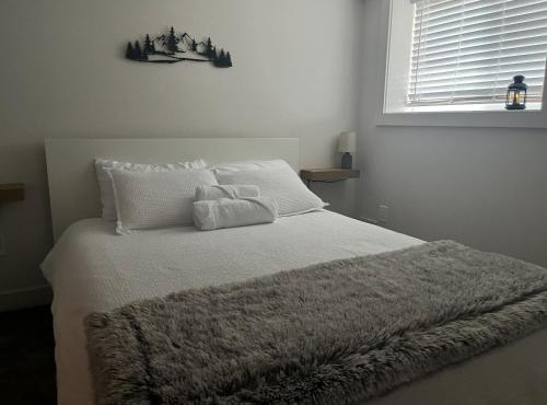 Cedar & Sage Luxury Modern Suite with Full Kitchen