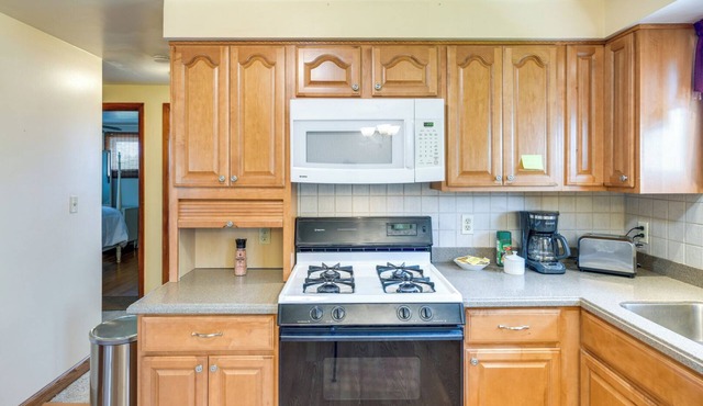 Central Apt in Cheektowaga w/Private Deck!