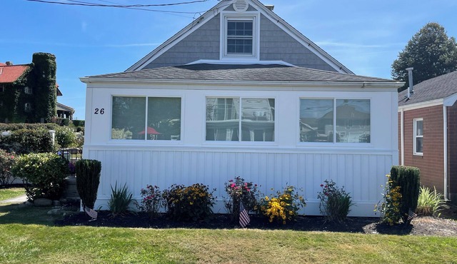 Charming 3BR home-water views and 1 min walk to desirable Cornfield Point Beach!